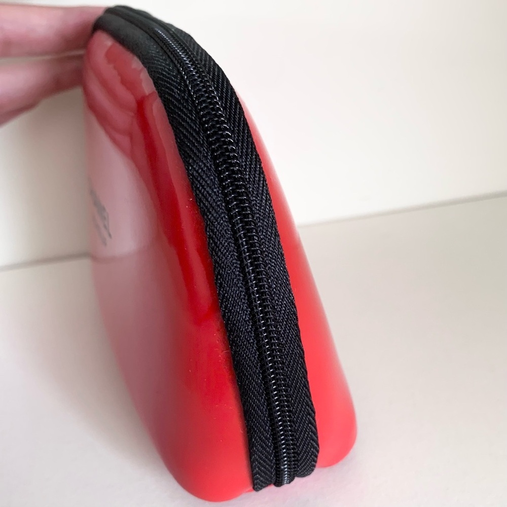 Hold Chanel Red zippy pouch - Picture 10 of 15